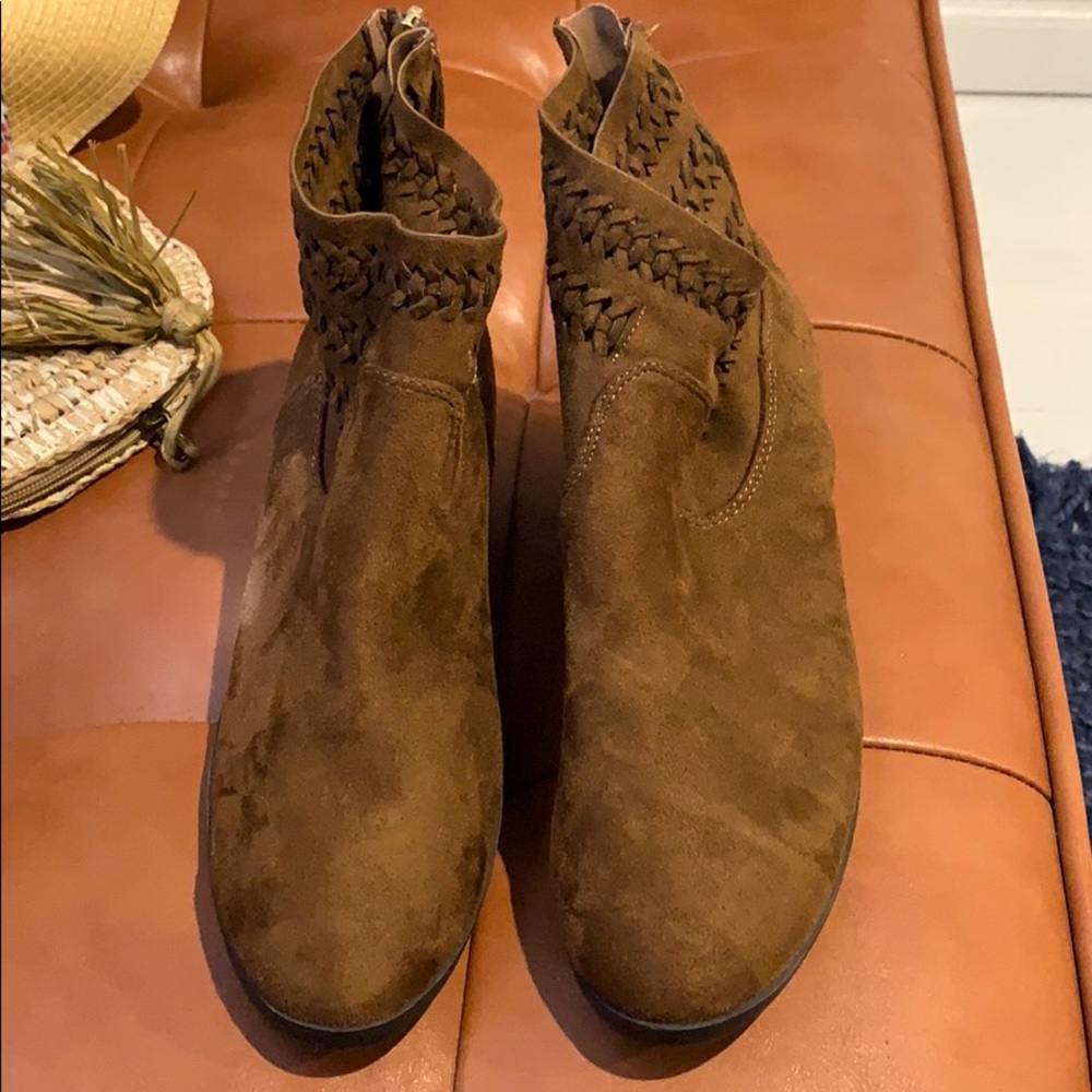 Never worn chestnut brown booties 8.5